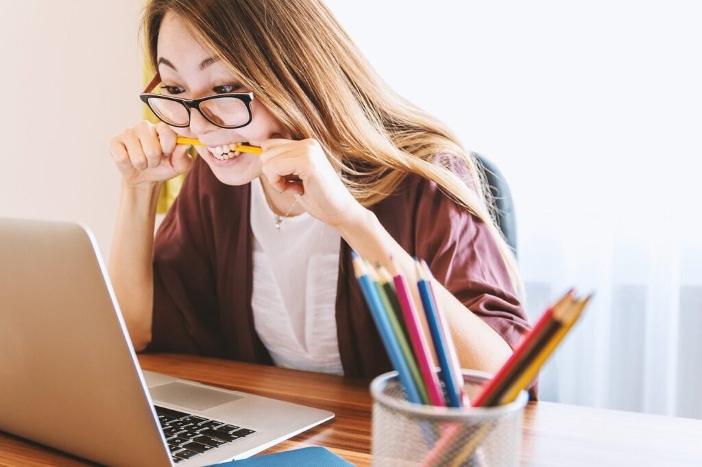 girl-worried-by-seeing-the -laptop