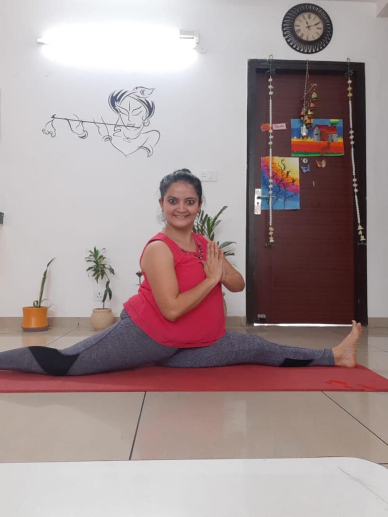 Shweta-yoga-teacher-performing-yoga-splits-on-her-mat